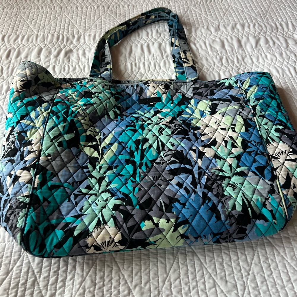 Beautiful medium duffel bag in good condition.